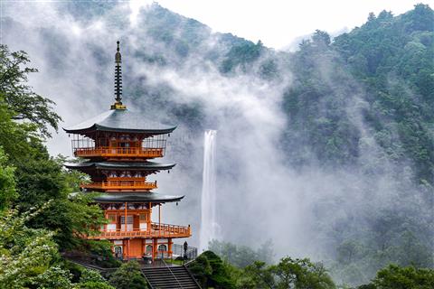 熊野三山へご案内（青岸渡寺三重塔と那智の滝）